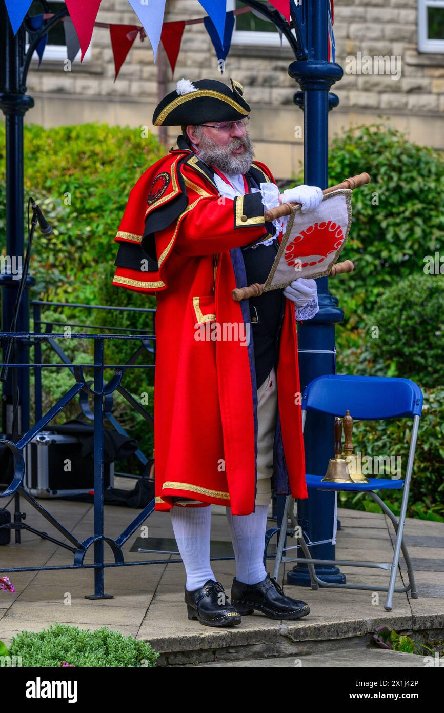 Maschio città piangente (divisa colorata, voce alta) proclamando, facendo proclama e annuncio pubblico - Ilkley, West Yorkshire, Inghilterra, Regno Unito. Foto Stock