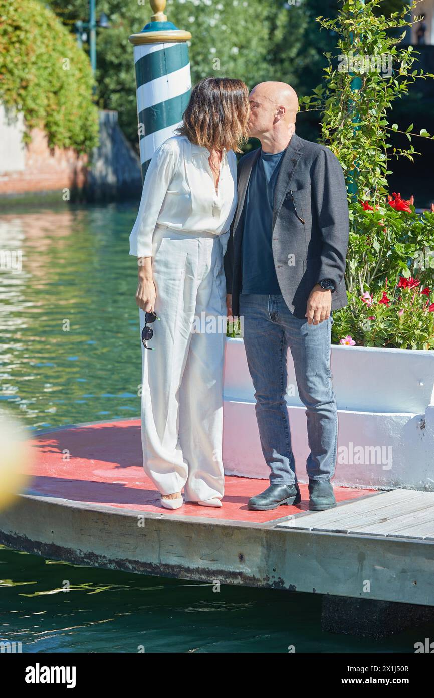 L'attrice italiana Luisa Ranieri e suo marito l'attore italiano Luca Zingaretti saltano al molo dell'Excelsior Hotel il 1 settembre 2021, il giorno di apertura della 78 Mostra del Cinema di Venezia al Lido di Venezia. - 20210901 PD2278 - Rechteinfo: Rights Managed (RM) Foto Stock