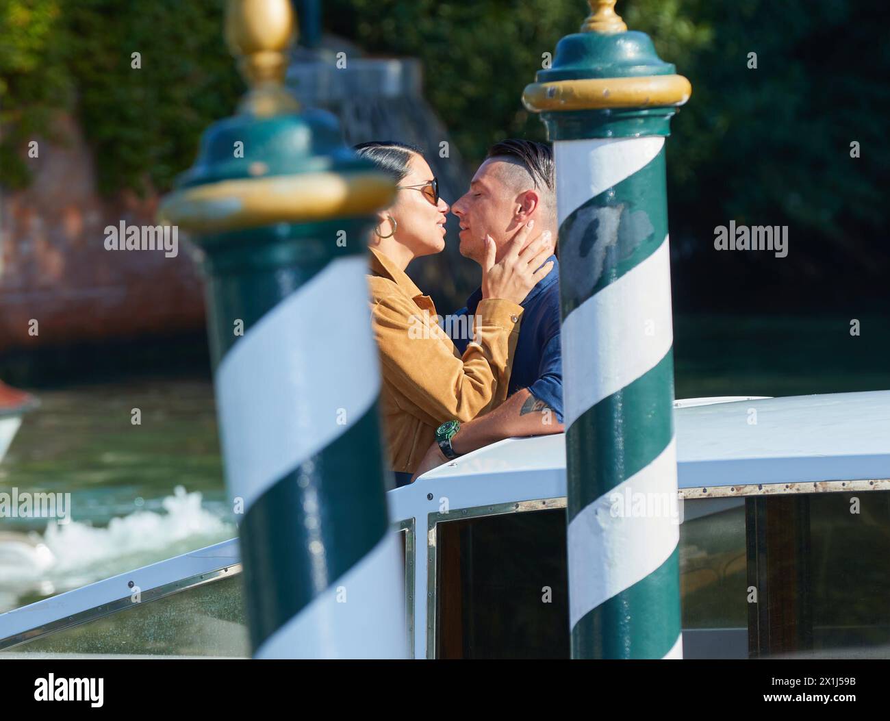 Copyright: Starpix/Alexander TUMA, 02.09.2021 Venezia, Italia, Adriana Lima e Friend , presentando al Lido durante la 78° Mostra Internazionale d'Arte cinematografica di Venezia 2021 - 20210902 PD2275 - Rechteinfo: Rights Managed (RM) Foto Stock