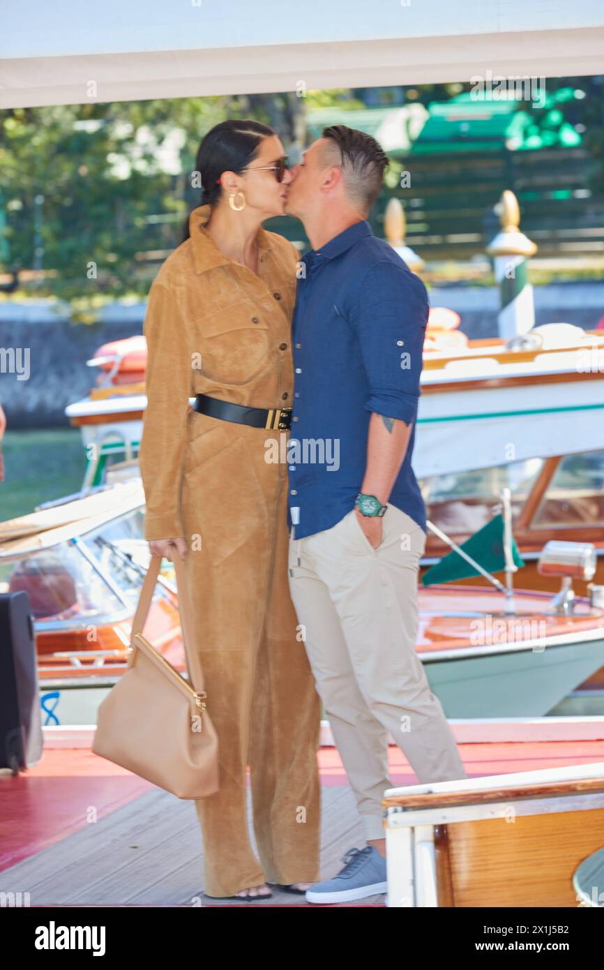Copyright: Starpix/Alexander TUMA, 02.09.2021 Venezia, Italia, Adriana Lima e Friend , presentando al Lido durante la 78° Mostra Internazionale d'Arte cinematografica di Venezia 2021 - 20210902 PD2263 - Rechteinfo: Rights Managed (RM) Foto Stock