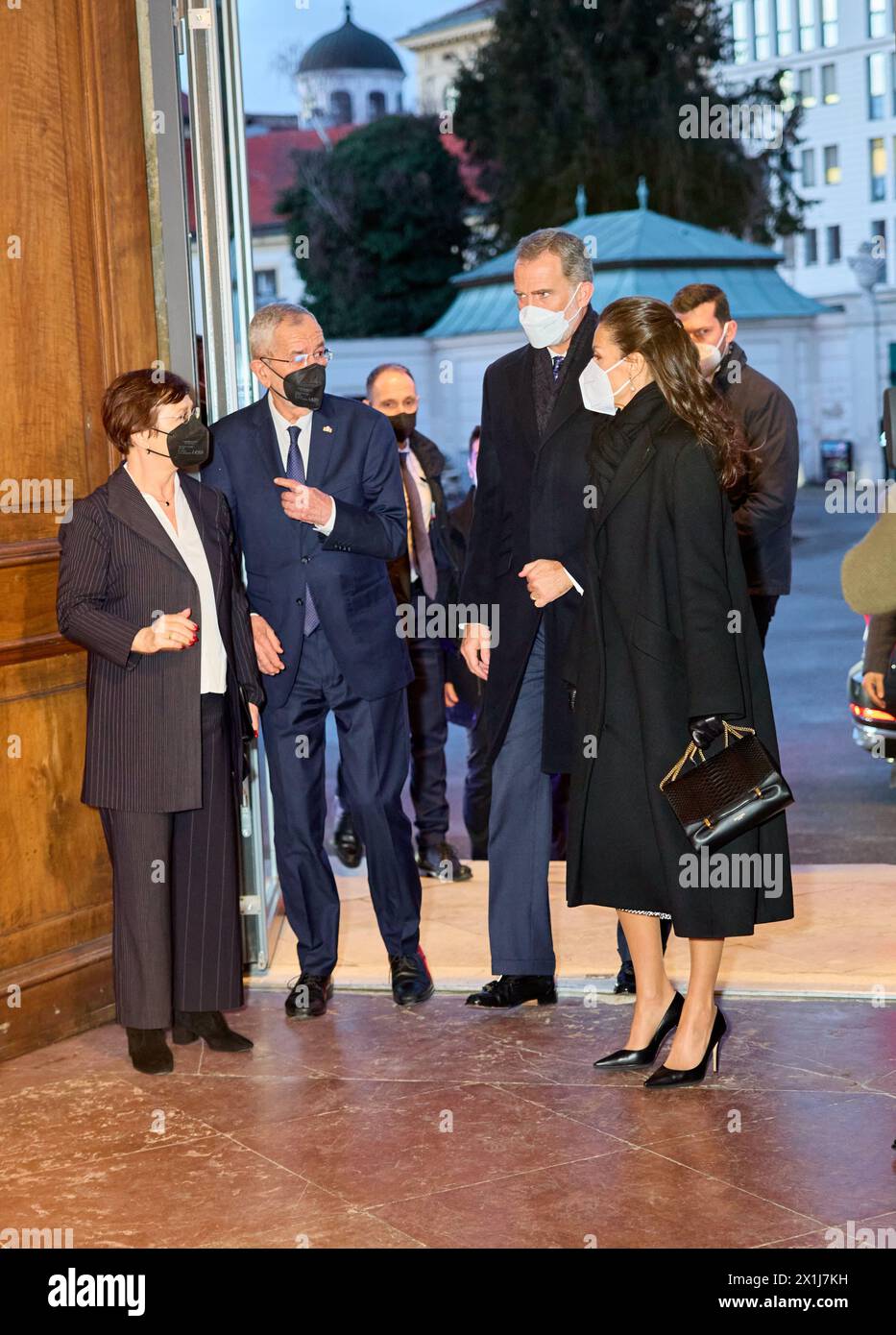 Prima dell'apertura della mostra "Dali-Freud, un'ossessione" del pittore spagnolo Salvator Dali nel Museo Unteres Belvedere (Belvedere inferiore) di Vienna durante la visita della coppia reale a Vienna il 31 gennaio 2022. FOTO: Il re di Spagna Felipe vi e la regina di Spagna Letizia , il presidente austriaco Alexander Van der Bellen e sua moglie Doris Schmidauer - 20220131 PD5454 - Rechteinfo: Rights Managed (RM) Foto Stock