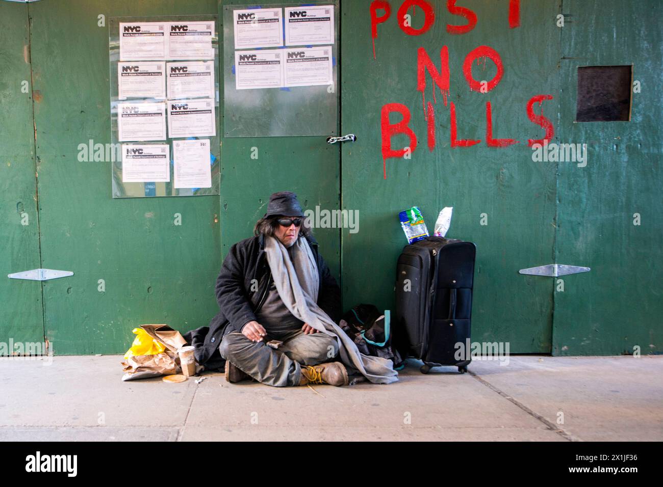 Homeless Man e Bills Caucasian, Homeless Man seduto per le strade del centro di Manhattan, non essendo in grado di pagare alcun Bills. New York City, New York, Stati Uniti New York City Manhattan New York Stati Uniti d'America Copyright: XGuidoxKoppesx Foto Stock