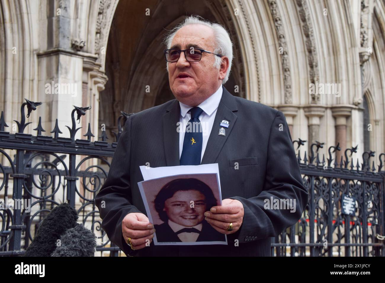 Londra, Regno Unito. 16 novembre 2021. L'agente di polizia in pensione John Murray parla alla stampa al di fuori della Royal Courts of Justice. Saleh Ibrahim Mabrouk, un uomo libico vicino a Gheddafi, è stato trovato responsabile congiunto della sparatoria fatale del PC Yvonne Fletcher fuori dall'ambasciata libica nel 1984, in un caso civile portato dal suo ex collega e amico, John Murray. Crediti: Vuk Valcic / Alamy Live News Foto Stock