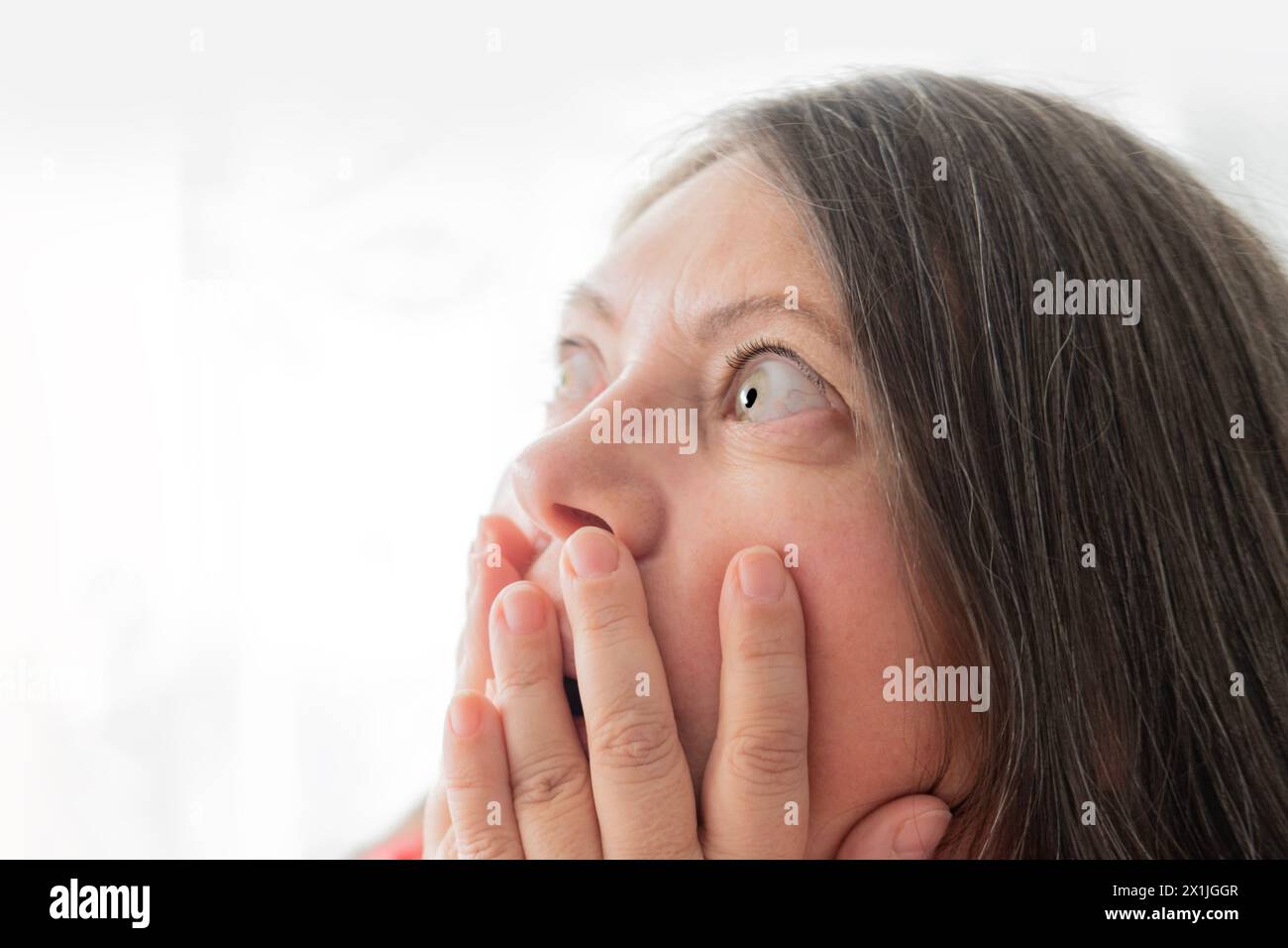 Donna matura e spaventata con occhi rigonfiati, faccia da vicino, occhi di protezione in spavento, sguardo nell'incubo del risveglio, sorpresa o shock molto forti, spavento, unive Foto Stock