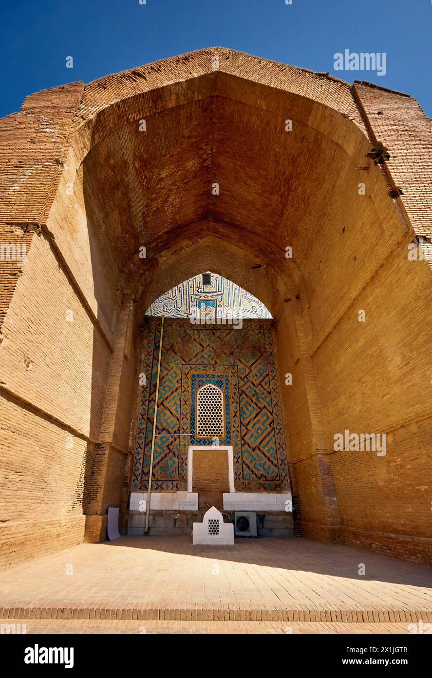 Esterno del vecchio edificio del Mausoleo Gur Emir di Tamerlano Amir Timur a Samarcanda, Uzbekistan Foto Stock