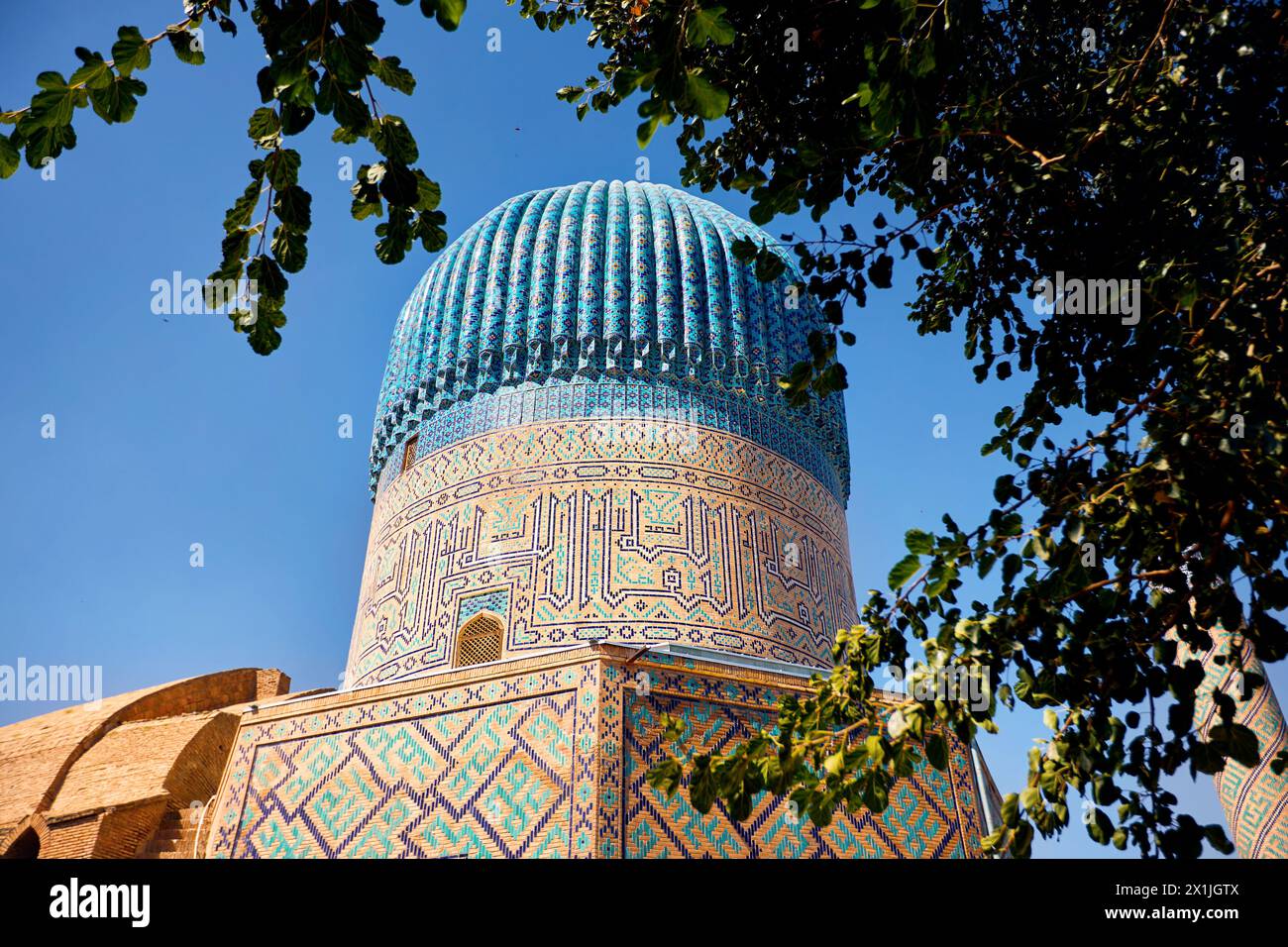 Esterno del vecchio edificio del Mausoleo Gur Emir con minareto e cupola blu di Tamerlano Amir Timur a Samarcanda, Uzbekistan Foto Stock