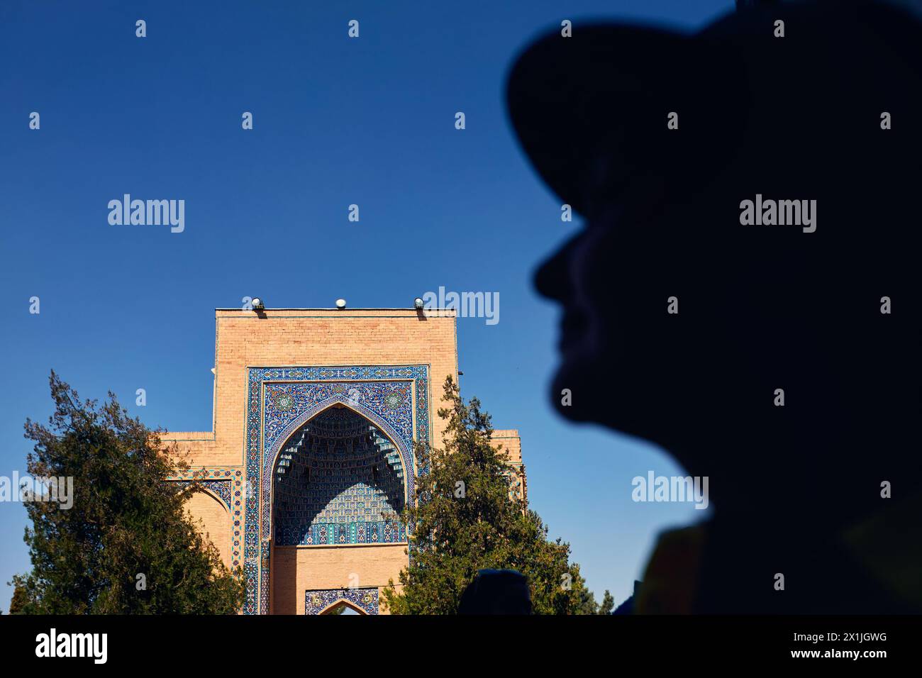 Faccia di donna nel profilo laterale silhouette ed esterno del vecchio edificio Gur Emir Mausoleo di Tamerlano Amir Timur contro il cielo blu a Samarcanda, Uzbekista Foto Stock