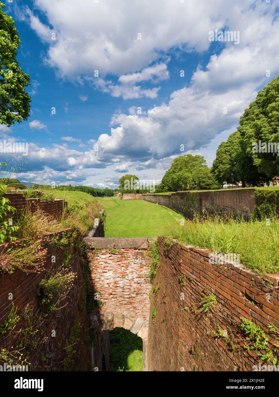 Lucca antica cinta muraria bellissimo parco tra la Rocca di San Croce e la Rocca di San Frediano Foto Stock