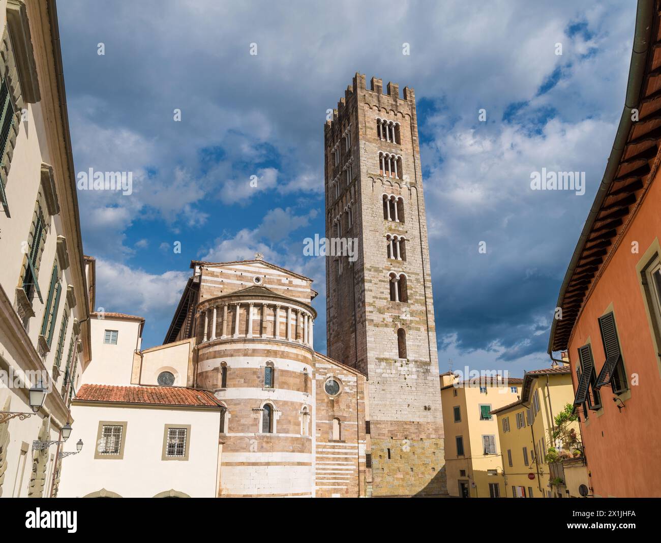 Basilica di San Frediano abside romanica con campanile medievale nel centro storico di Lucca Foto Stock