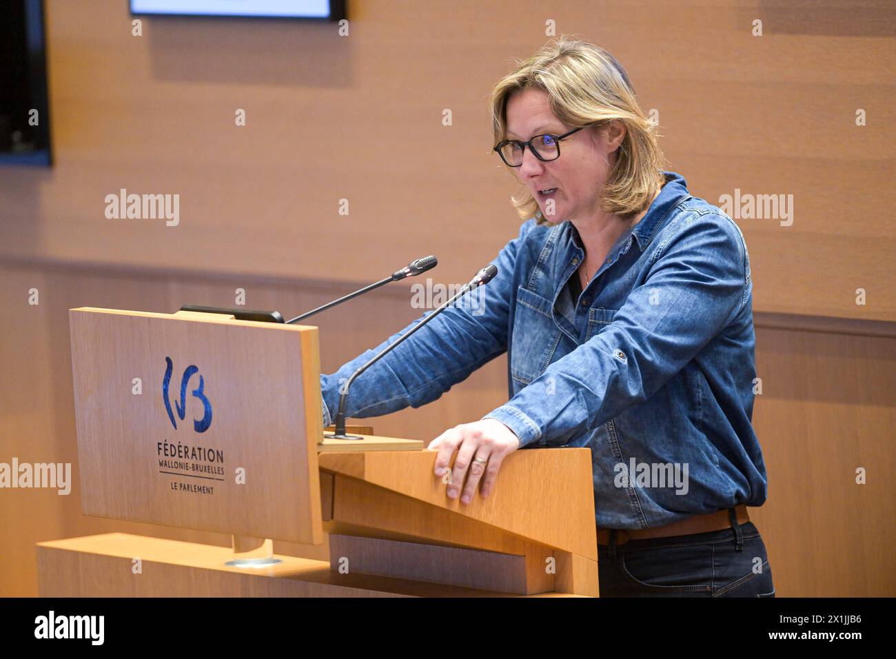 Bruxelles, Belgio. 17 aprile 2024. Les Engages' Mathilde Vandorpe viene visto durante una sessione plenaria del parlamento della Federazione Vallonia-Bruxelles (Federazione Vallonia-Bruxelles - Federatie Wallonie-Brussel), a Bruxelles, mercoledì 17 aprile 2024. BELGA FOTO JONAS ROOSENS credito: Belga News Agency/Alamy Live News Foto Stock