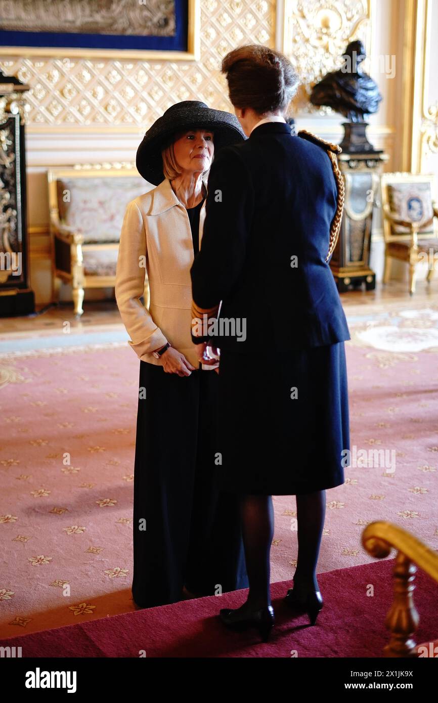 Katharine mosse (Kate mosse), di Chichester, autrice, è stata nominata Comandante dell'ordine dell'Impero britannico dalla Principessa reale al Castello di Windsor, Berkshire. L'onore riconosce i servizi alla letteratura, alle donne e alla carità. Data foto: Mercoledì 17 aprile 2024. Foto Stock