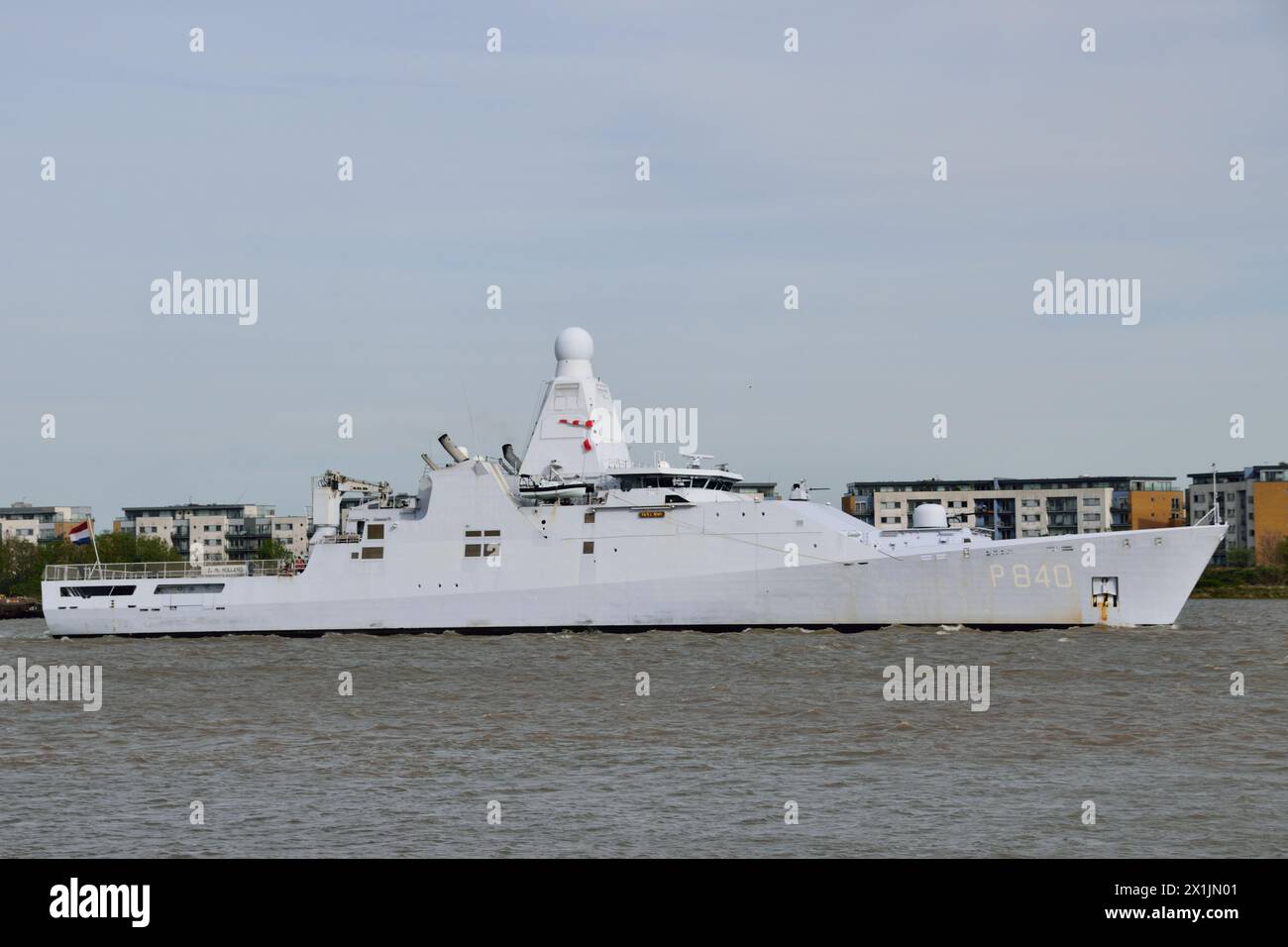 La Royal Netherlands Navy Oceangoing Patrol Vessel HNLMS HOLLAND vide arrivare sul Tamigi per uno scalo a Londra Foto Stock