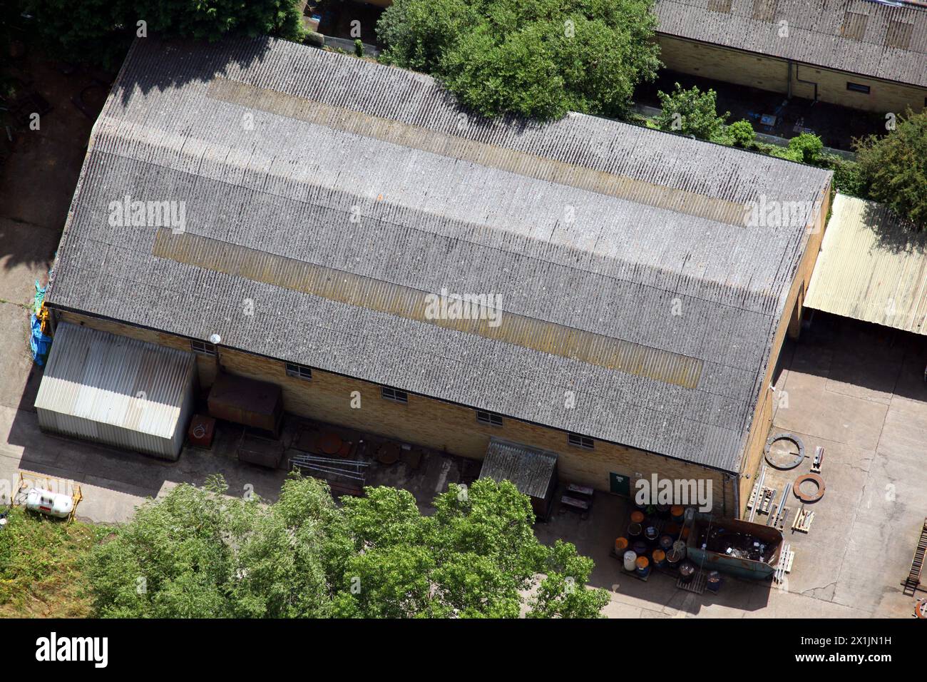 vista aerea di un edificio con tetto in amianto ondulato grigio Foto Stock