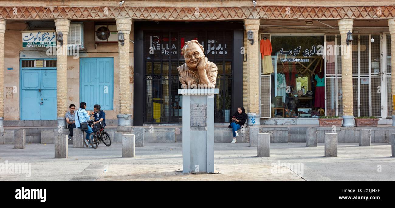 Busto di Zaven Ghokasian, famoso ricercatore, scrittore e critico cinematografico iraniano, installato nel quartiere armeno di New Julfa di Isfahan, Iran. Foto Stock