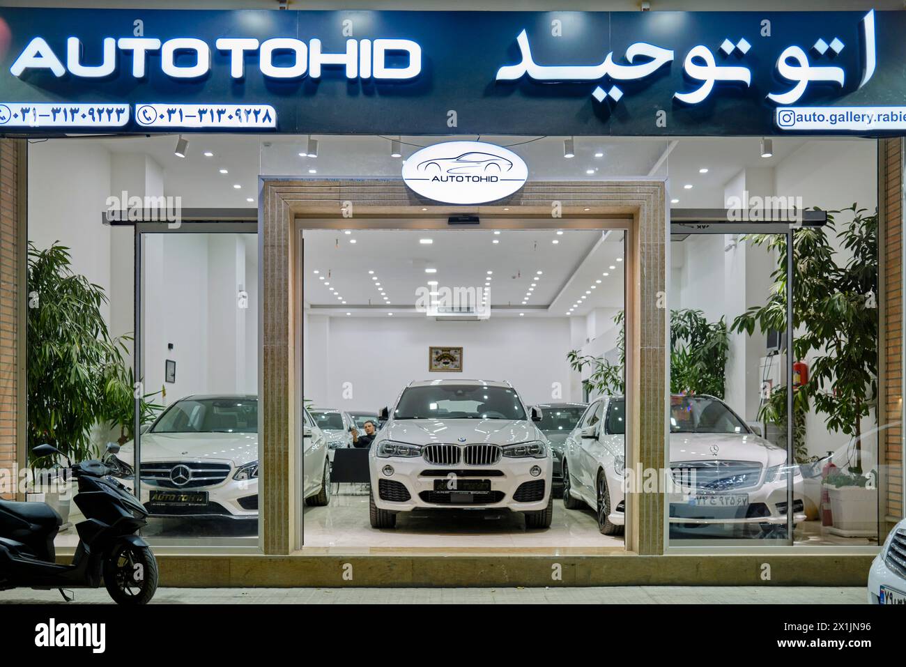 Vetrina di un negozio di auto iraniano che vende BMW e altre auto di lusso tedesche. Isfahan, Iran. Foto Stock