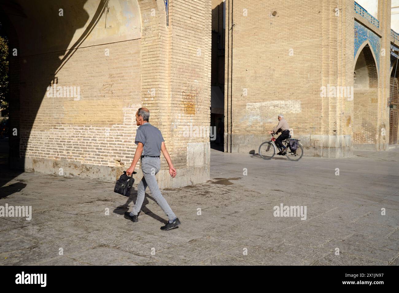 Un uomo cammina in Piazza Naqsh-e Jahan, patrimonio dell'umanità dell'UNESCO. Isfahan, Iran. Foto Stock