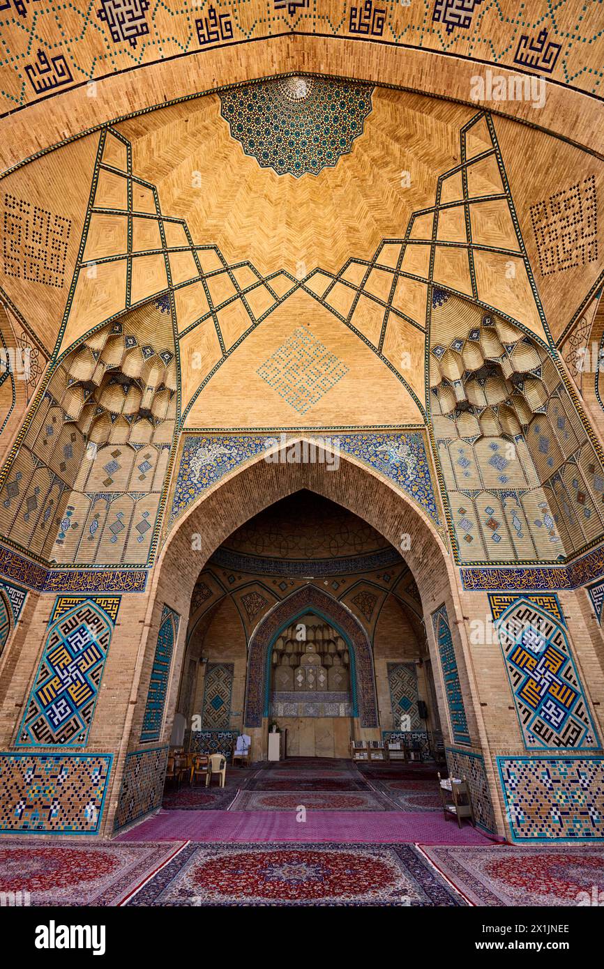 Vista interna della Moschea di Hakim con mosaici piastrellati ornamentali sulle pareti in mattoni e soffitto a volta. Isfahan, Iran. Foto Stock