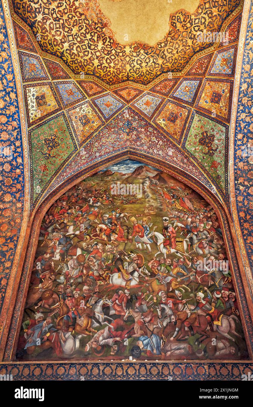 Affresco raffigurante la battaglia di Chaldiran (1514) tra lo scià persiano Ismail i e il sultano ottomano Selim I. Chehel Sotoun Palace, Isfahan, Iran. Foto Stock