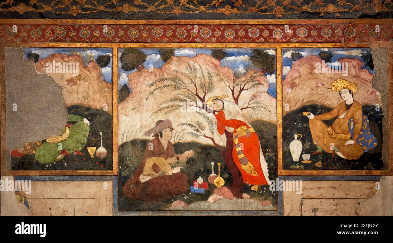 Vista ravvicinata degli affreschi colorati all'interno del Palazzo Chehel Sotoun che raffigurano scene di vita dell'Impero safavide del XVII secolo. Isfahan, Iran. Foto Stock