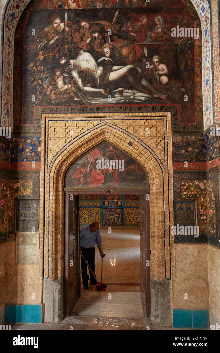 Un uomo spazza il pavimento nella cattedrale del Santo Salvatore del XVII secolo (cattedrale di Vank) nella nuova Julfa, quartiere armeno di Isfahan, Iran. Foto Stock