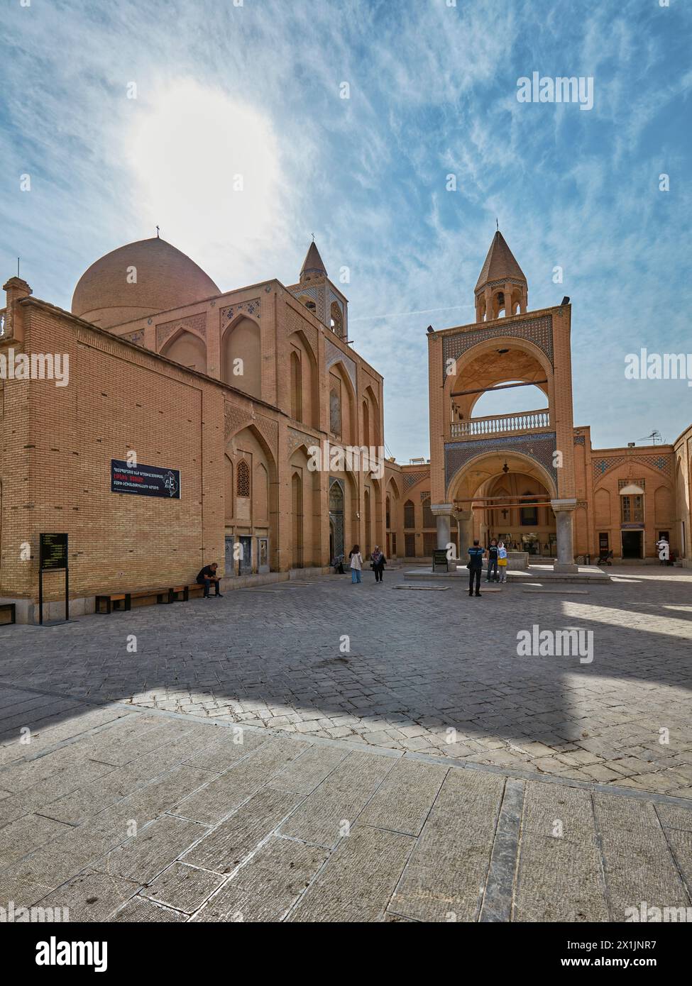 Vista esterna del campanile e della facciata della Cattedrale del Santo Salvatore del XVII secolo (Cattedrale di Vank) nella nuova Julfa, quartiere armeno di Isfahan, Iran. Foto Stock