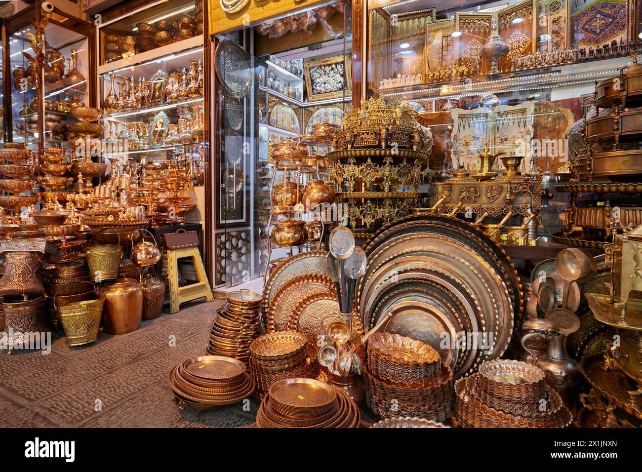 Utensili in rame fatti a mano e oggetti decorativi esposti in un negozio di artigianato a Isfahan, Iran. Foto Stock