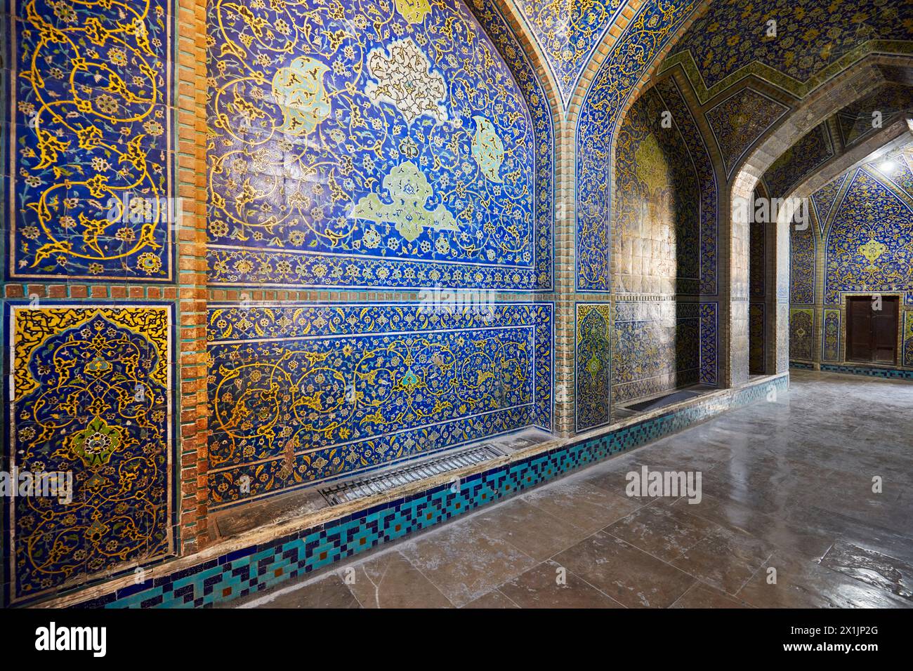 Vista interna della Moschea dello Scià (Masjed-e Shah) che mostra le sue lavorazioni altamente elaborate. Isfahan, Iran. Foto Stock