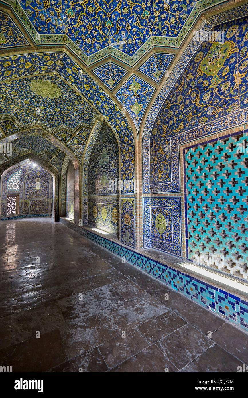 Vista interna della Moschea dello Scià (Masjed-e Shah) che mostra le sue piastrelle altamente elaborate su pareti e soffitti. Isfahan, Iran. Foto Stock