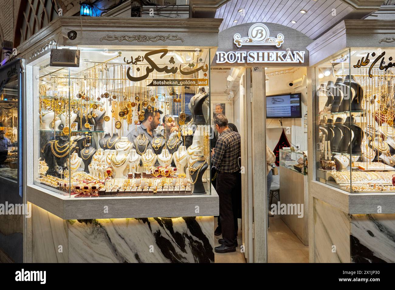 Una selezione di gioielli dorati esposti in una vetrina nel Grand Bazaar di Isfahan, Iran. Foto Stock