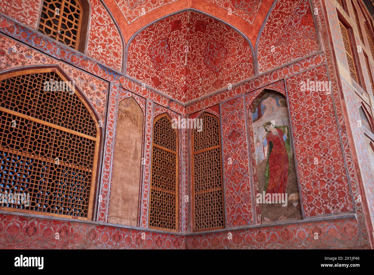 Pareti ornate con affreschi raffiguranti una donna persiana sulla terrazza del Palazzo Ali Qapu a Isfahan, Iran. Foto Stock