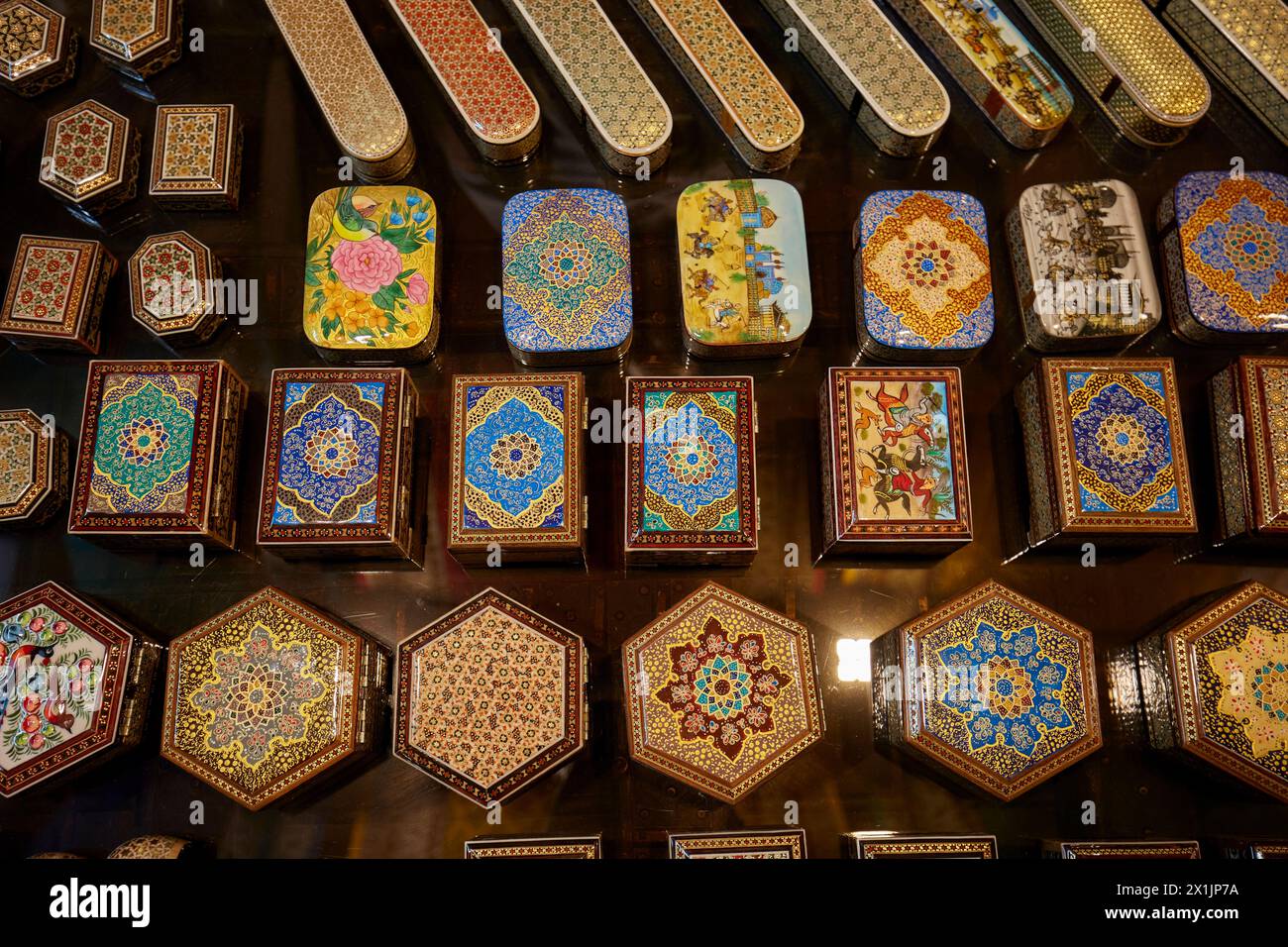 Una selezione di scatole Khatam ornate (Khatam-kari è una tecnica tradizionale persiana di intarsio, una versione dell'intarsio). Grand Bazaar, Isfahan, Iran. Foto Stock