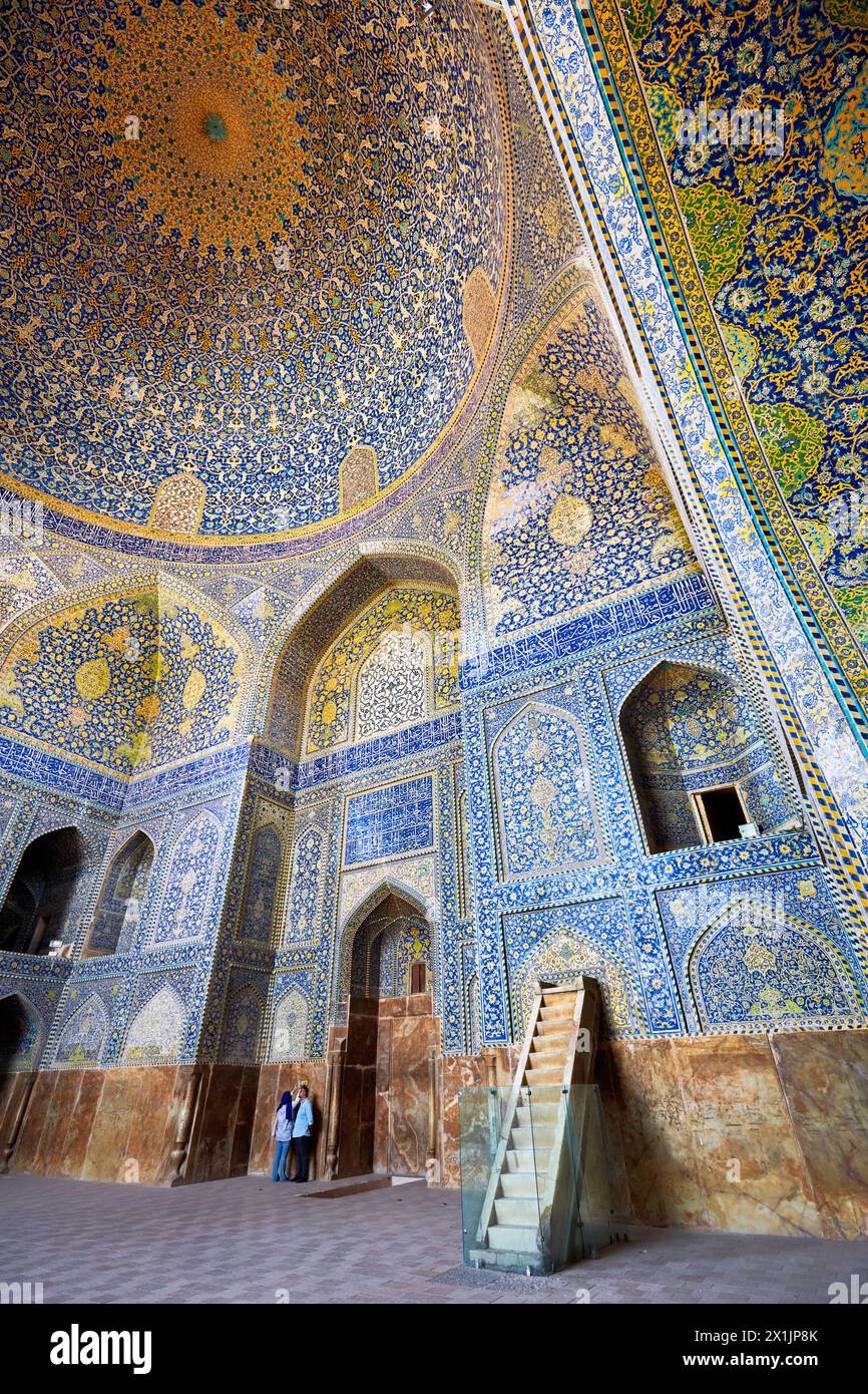 Lavorazioni elaborate sulle pareti e sul soffitto a cupola della sala di preghiera principale nella Moschea dello Scià (Masjed-e Shah). Isfahan, Iran. Foto Stock