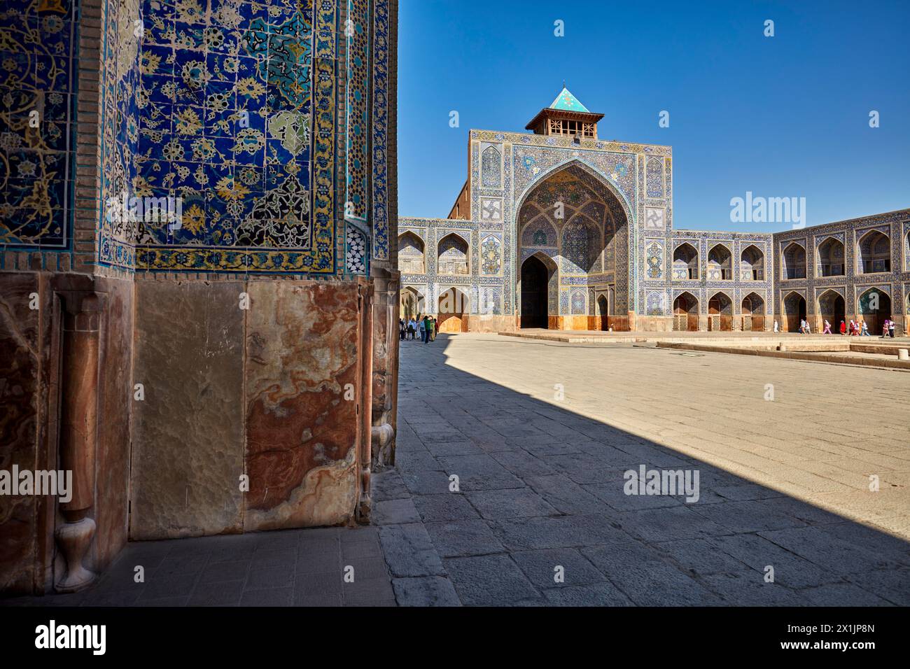 Vista del cortile della Moschea dello Scià (Masjed-e Shah) che mostra la sua lavorazione altamente elaborata. Isfahan, Iran. Foto Stock