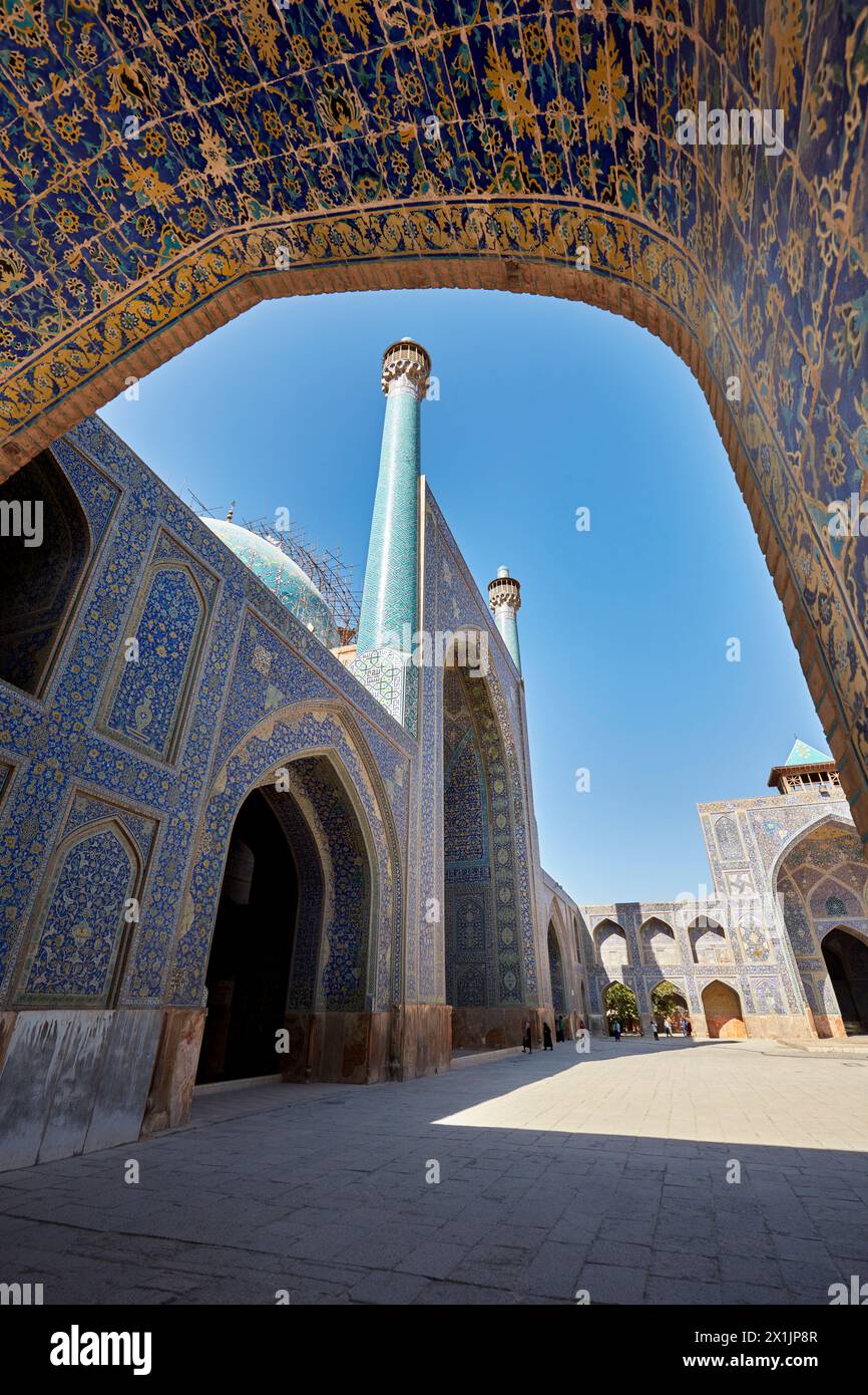 Vista del cortile della Moschea dello Scià (Masjed-e Shah) attraverso un arco con elaborato soffitto piastrellato. Isfahan, Iran. Foto Stock