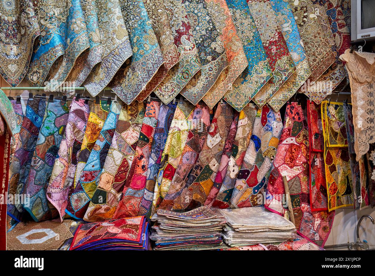 Selezione colorata di Termeh, tradizionale tessuto persiano lavorato a mano, ricamato con seta, esposto in un negozio di artigianato. Isfahan, Iran. Foto Stock