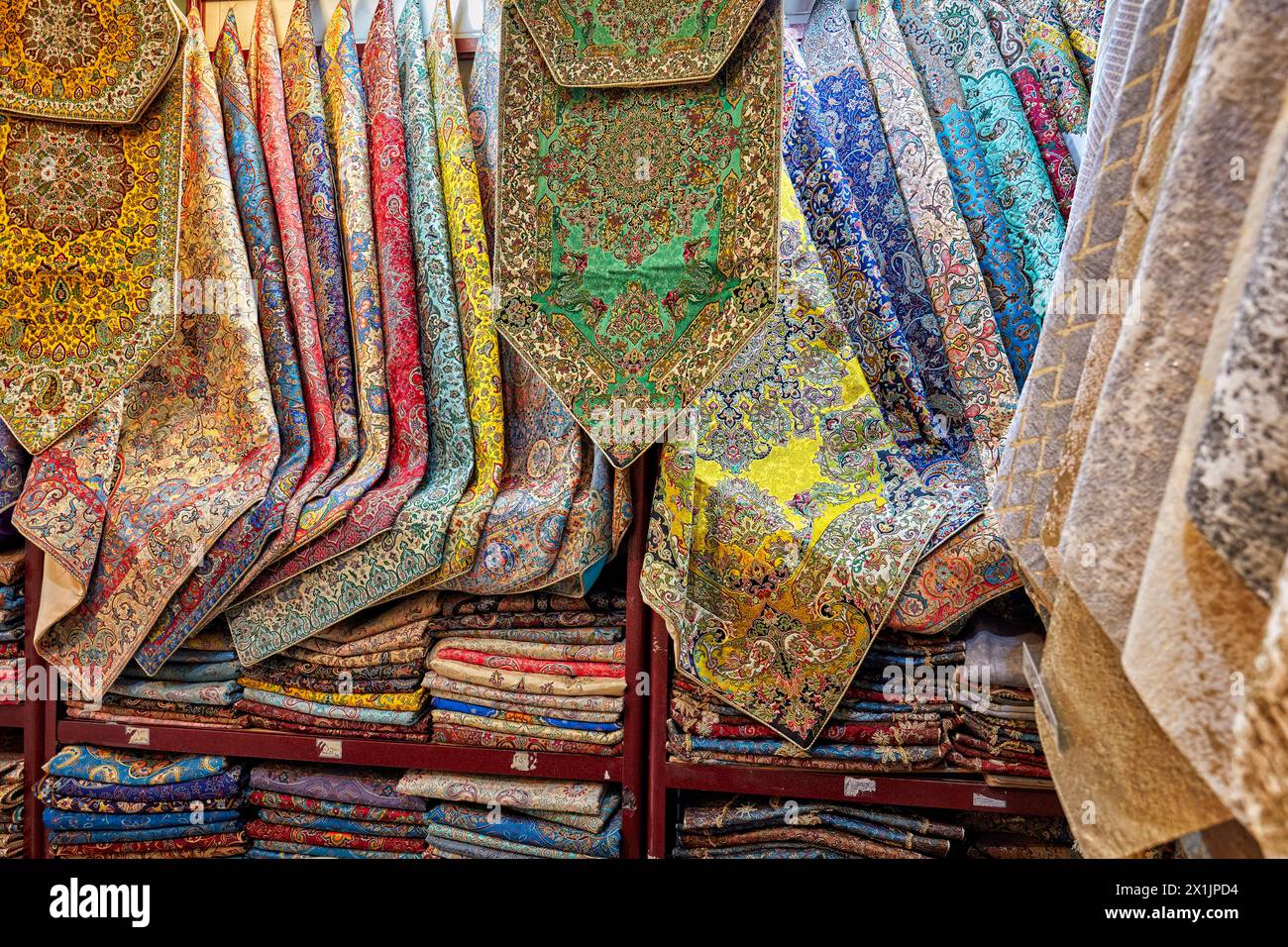 Selezione colorata di Termeh, tradizionale tessuto persiano lavorato a mano, ricamato con seta, esposto in un negozio di artigianato. Isfahan, Iran. Foto Stock