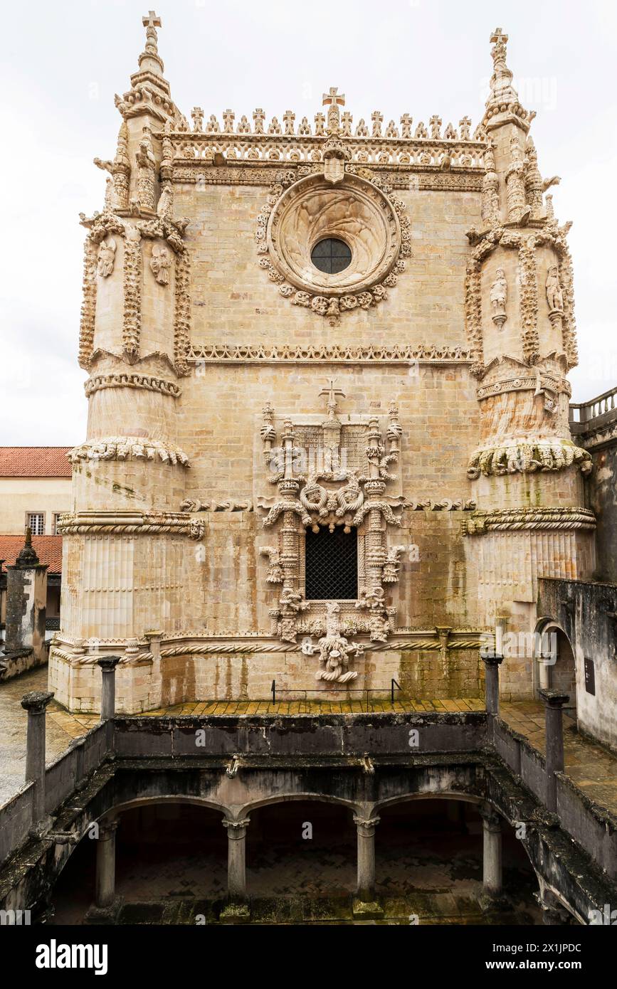 Finestra Manueline. La finestra della facciata ovest della chiesa del Convento è attribuita a Diogo de Arruda e fu eseguita tra il 1510 e il 1513. Tomar, Portogallo Foto Stock