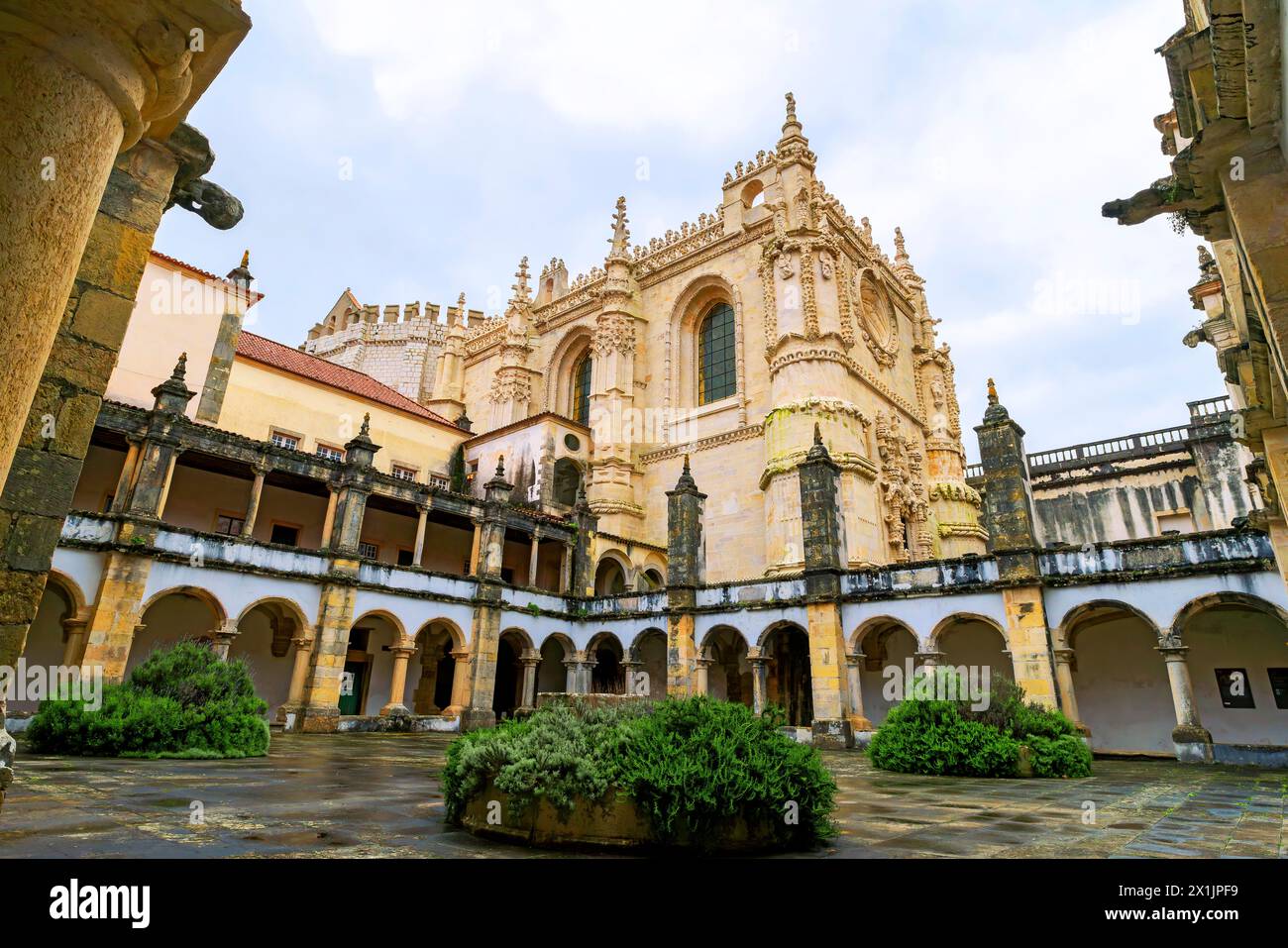 Il Chiostro del Convento dei Cavalieri di Cristo a Tomar, Portogallo, è un monumento unico nella storia del mondo occidentale. Foto Stock