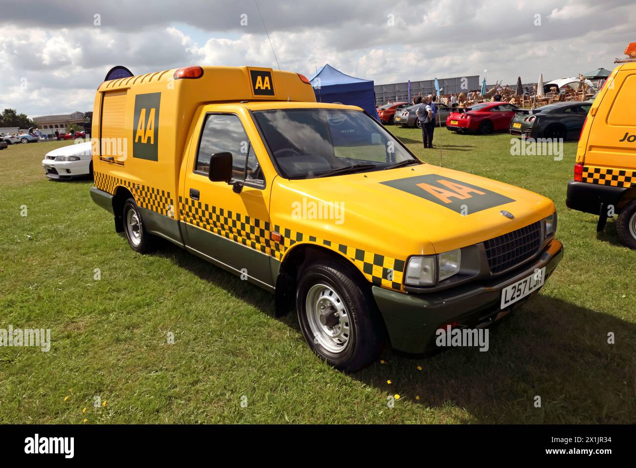 Vista frontale di tre quarti di un furgone giallo Vauxhall Brava AA della Heritage Fleet del 1999, in mostra al British Motor Show del 2023 Foto Stock