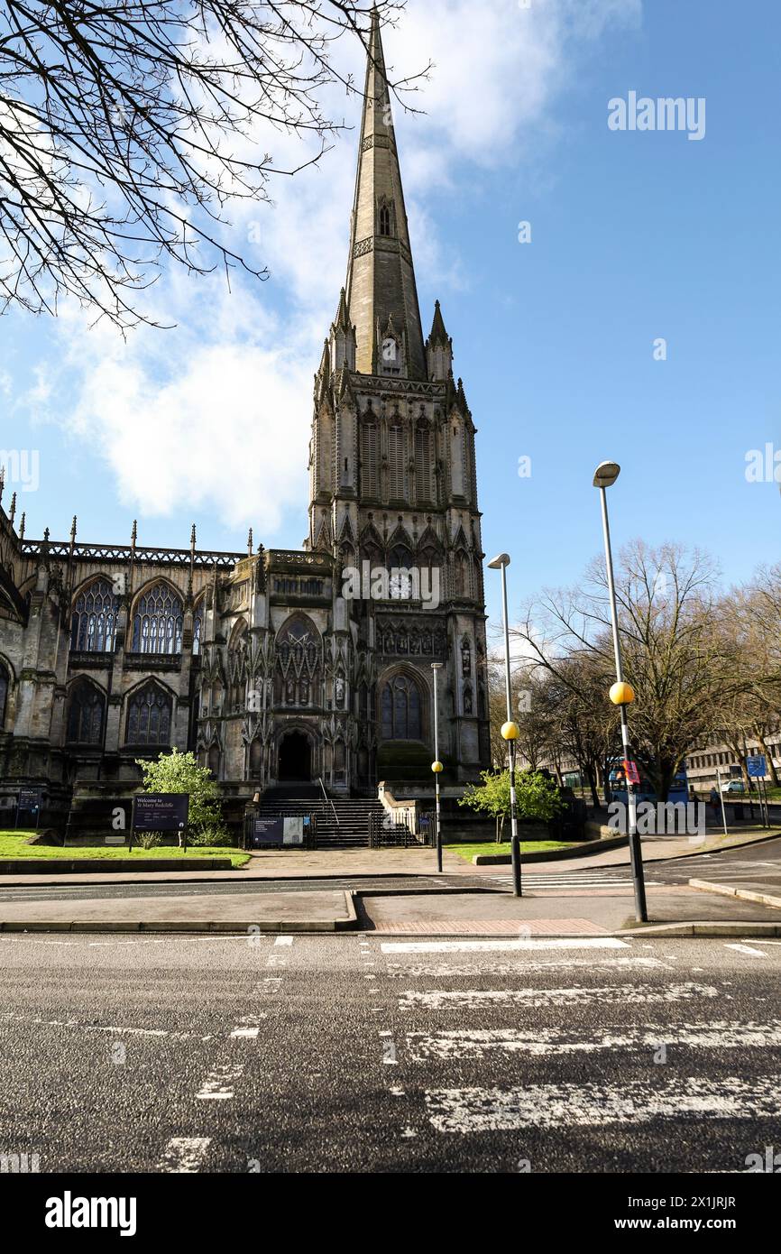 Bristol, Inghilterra - 29 marzo 2024: Colossale facciata di St Chiesa di Mary Redcliffe a Bristol la mattina Foto Stock