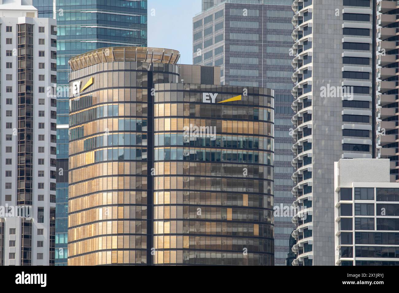 Edificio per uffici di consulenza EY 200 George Street Sydney con marchio EY e logo aziendale sulla facciata, Sydney Australia Foto Stock