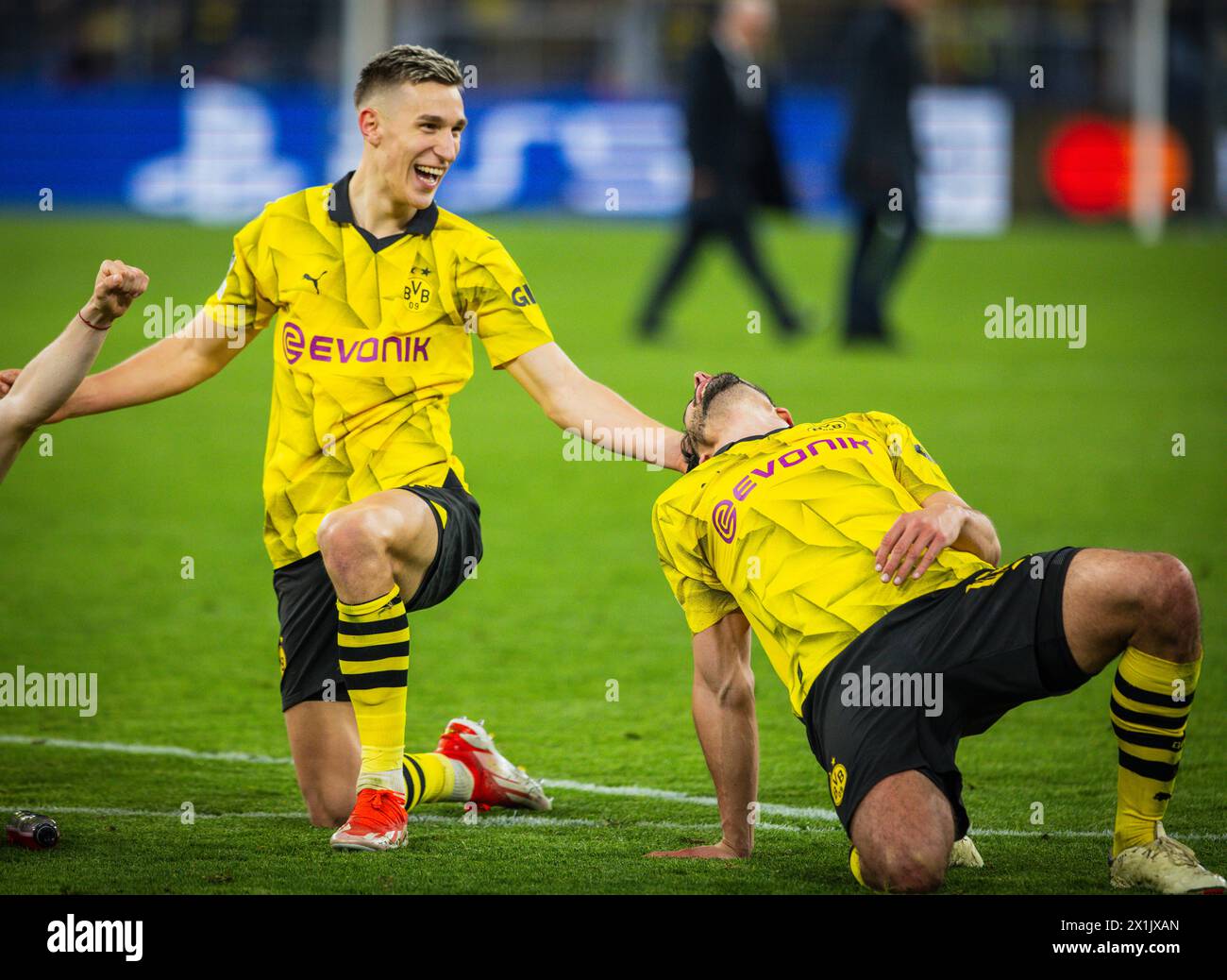 Dortmund, Germania. 16 aprile 2024. Schlussjubel: Nico Schlotterbeck (BVB) Mats Hummels (BVB) Borussia Dortmund - Atletico Madrid 16.04.2024 Copyrig Foto Stock