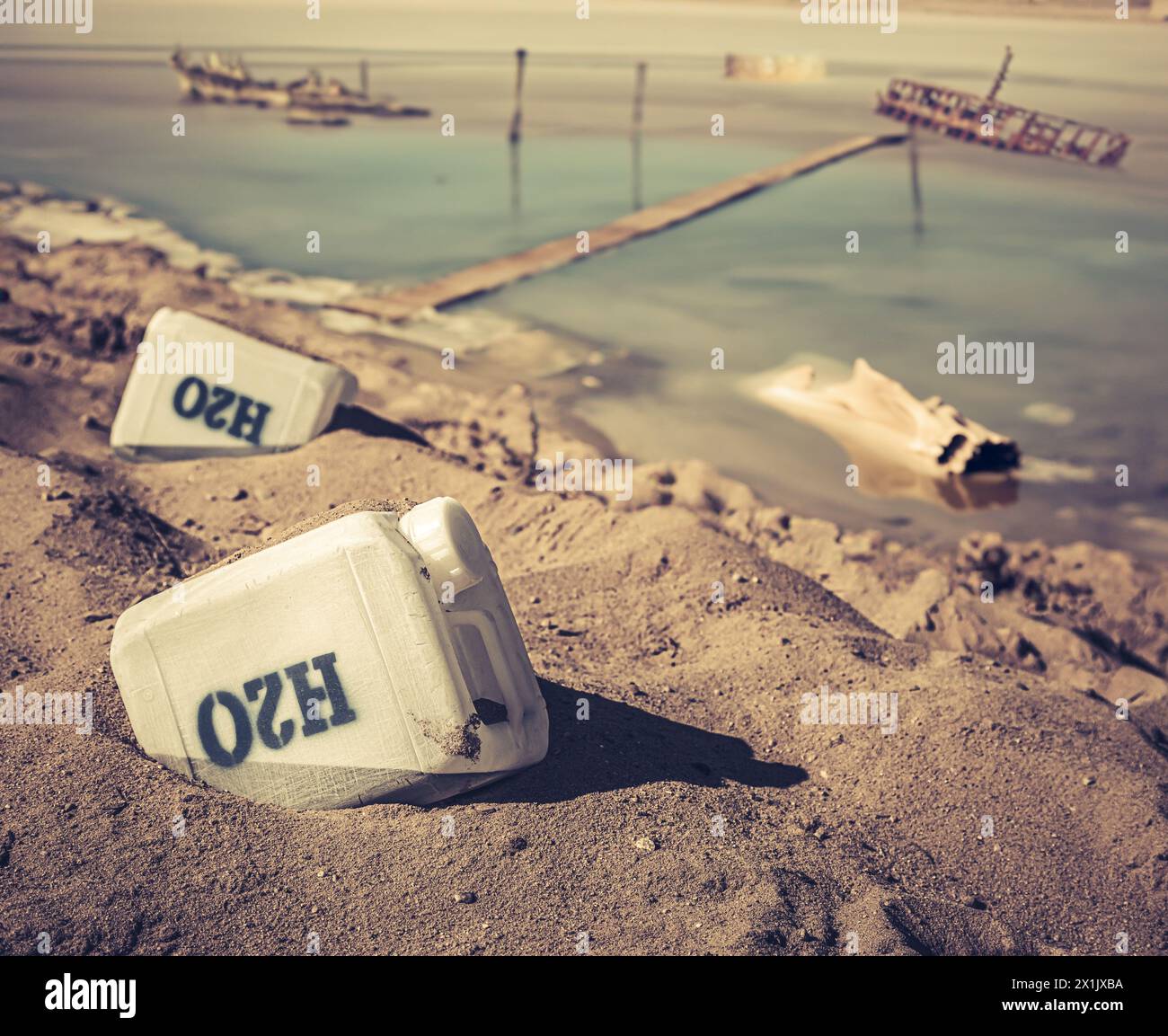 Lattine di acqua sporca in una città deserta e inquinata. Acqua inquinata in una città post-apocalittica. Foto Stock