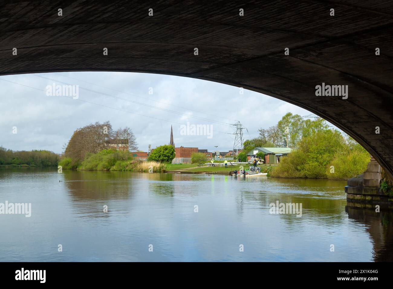 Il ponte Kingsway sul fiume Mersey, con il club di canottaggio warrington sullo sfondo Foto Stock