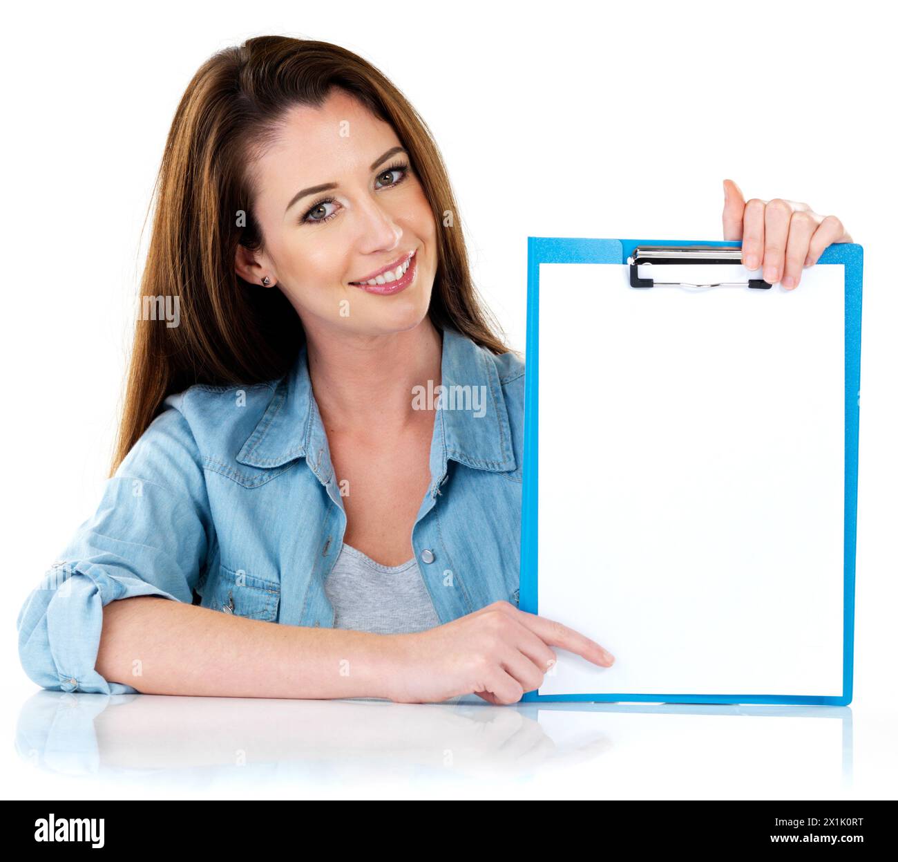 Studio, ritratto e donna con appunti vuoti per checklist, suggerimenti o passaggi sullo spazio per il mockup. Sorridi, carta vuota e ragazza con elenco delle cose da fare, applicazione Foto Stock