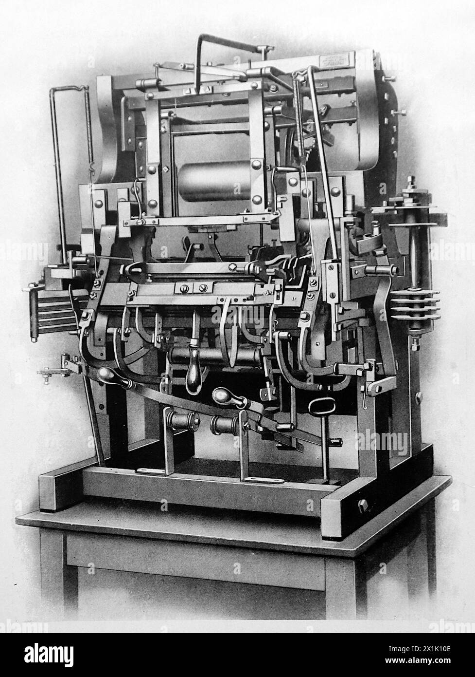 Una macchina a rete piana a un solo livello, costruita da John Levers, intorno al 1820. L’applicazione del jacquard nel 1834 alla macchina di Leaver ha portato alla fondazione dell’industria moderna. Questo fu pubblicato nel 1924 dalla Federation of Lace and Embroidery Employers' Associations, Nottingham, per la British Empire Exhibition. Foto Stock