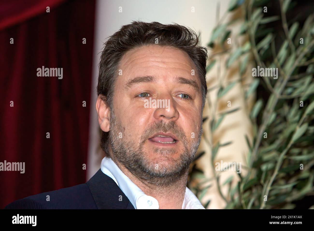 L'attore australiano Russell Crowe parla durante una conferenza stampa per annunciare che si unirà al cast di "Ben Hur" come narratore al Blue Hotel Sydne Foto Stock