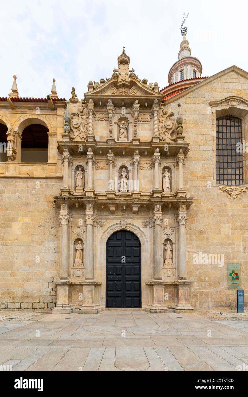 L'esterno della chiesa e del Monastero di São fu fondato nel 1543 da João II nella città di Amarante, in Portogallo. E' classificato come nazione Foto Stock