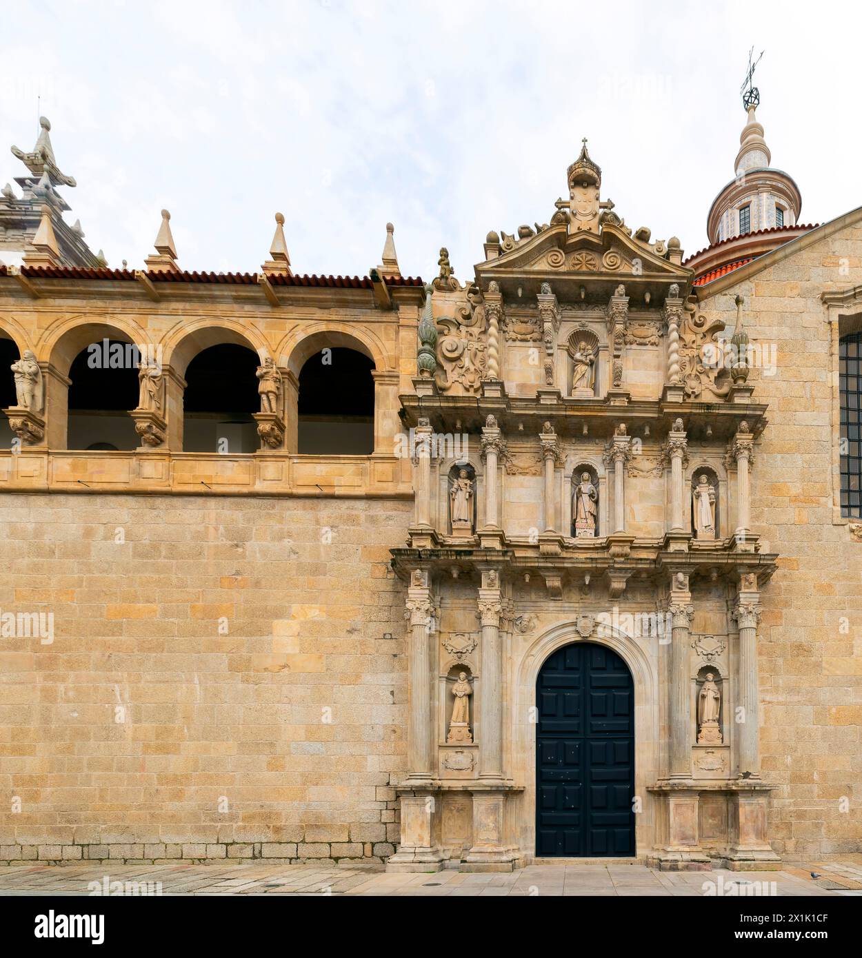 L'esterno della chiesa e del Monastero di São fu fondato nel 1543 da João II nella città di Amarante, in Portogallo. E' classificato come nazione Foto Stock