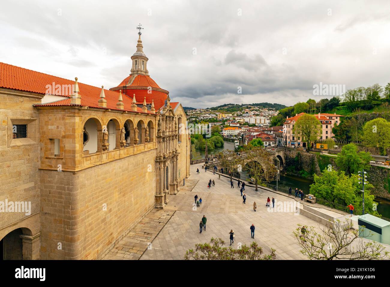 La vista elevata del Monastero di São fu fondata nel 1543 da João III nella città di Amarante, in Portogallo. È classificato come National Mo Foto Stock